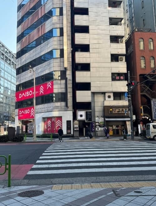 エスカレーターを上り、そのまま直進してA4①出口へ